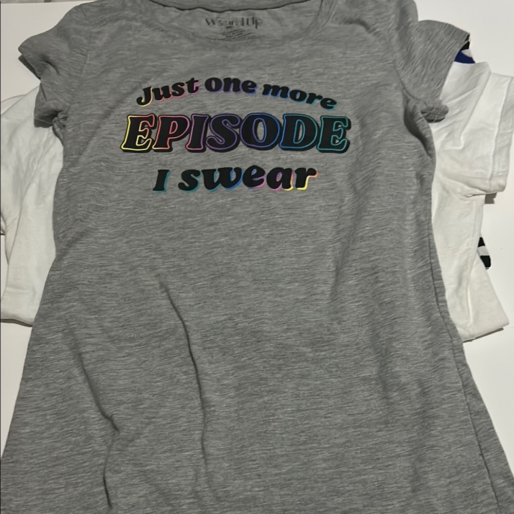 Girls Bundle of 4 Graphic design Medium. Casual - Picture 3 of 5
